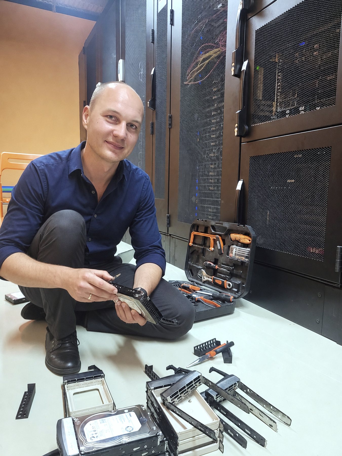 Overfit-Gründer baut im Rechenzentrum die eigenen Server auf, mit Festplatte in der Hand