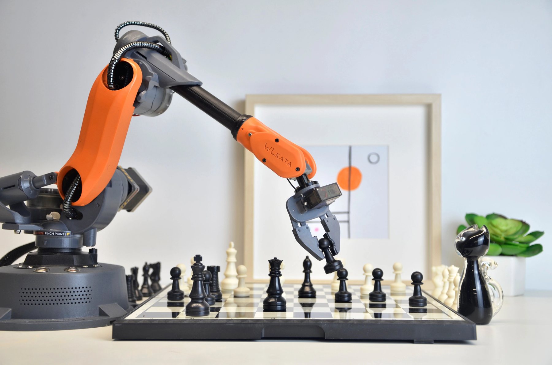 Roboterarm über einem Schachbrett