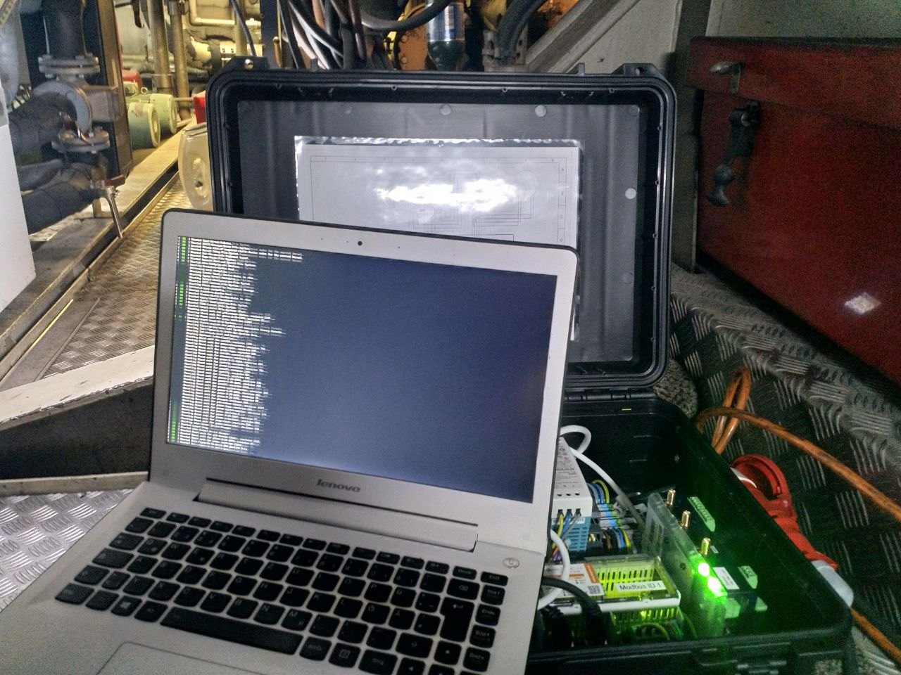 Offene Messbox mit Sensorik und Laptop im Maschinenraum